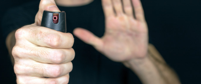 farmacista mette in fuga il ladro con lo spray al peperoncino