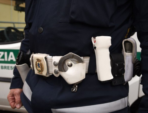 Pistola al peperoncino: la nuova arma per la polizia locale di Milano