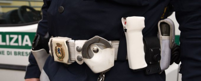 pistola al peperoncino per la polizia locale