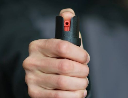 La regola dei 2 secondi: Come impugnare ed erogare lo spray al peperoncino in un’emergenza reale